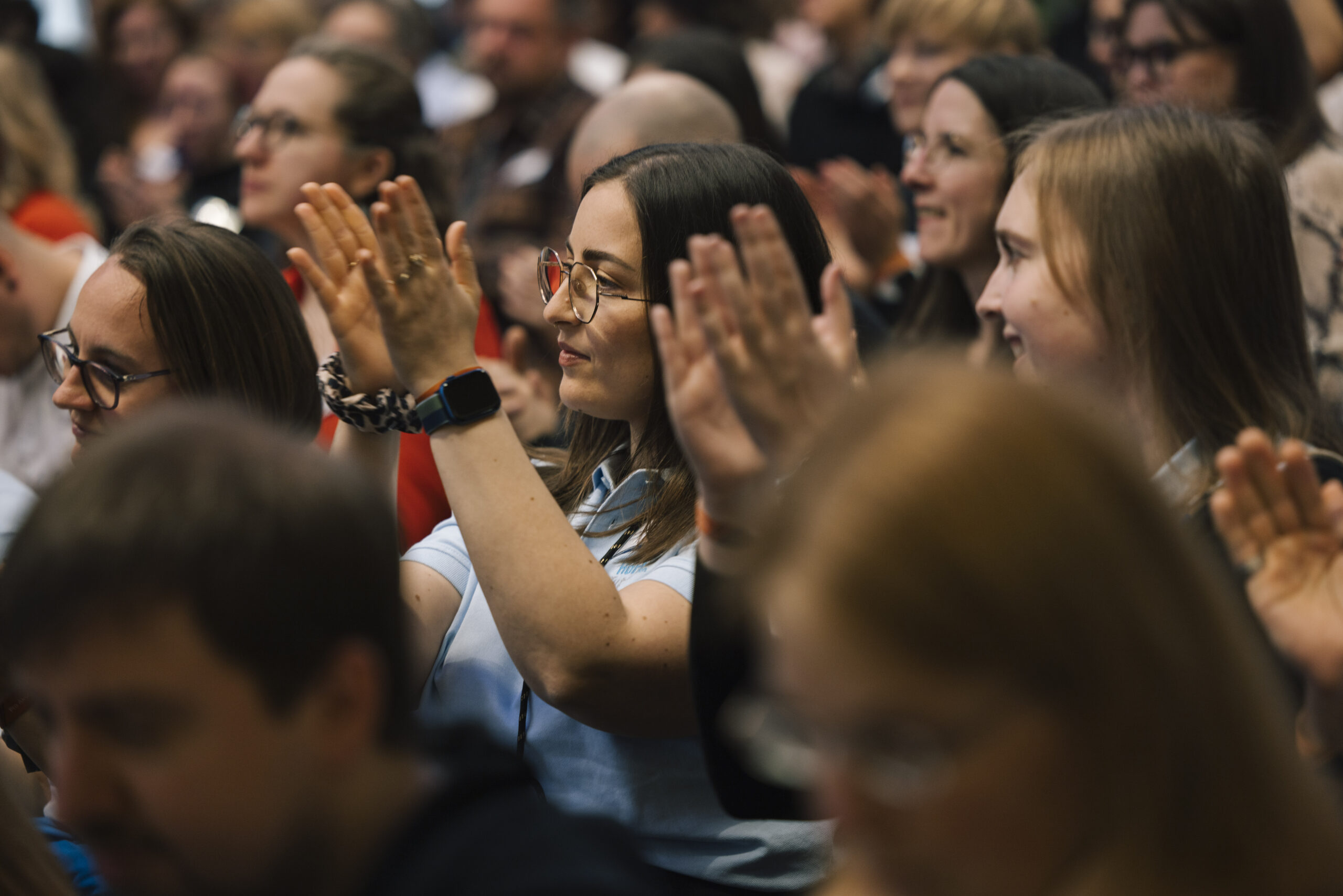 Applaudierende Teilnehmerinnen beim pro akustik Kongress