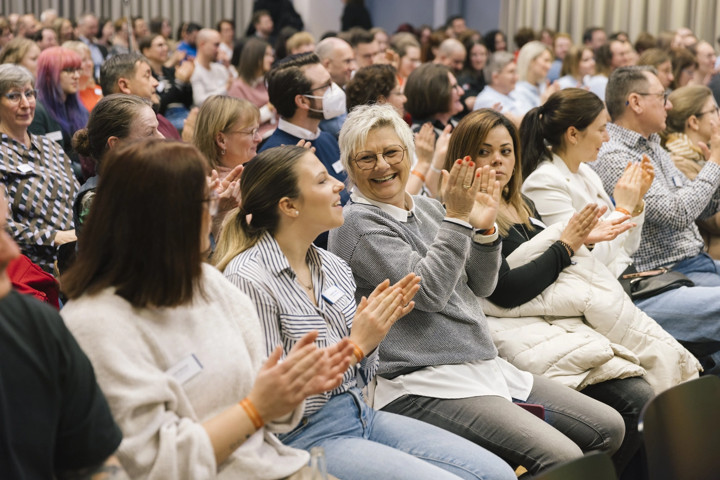 Applaudierende Teilnehmerinnen beim pro akustik Kongress