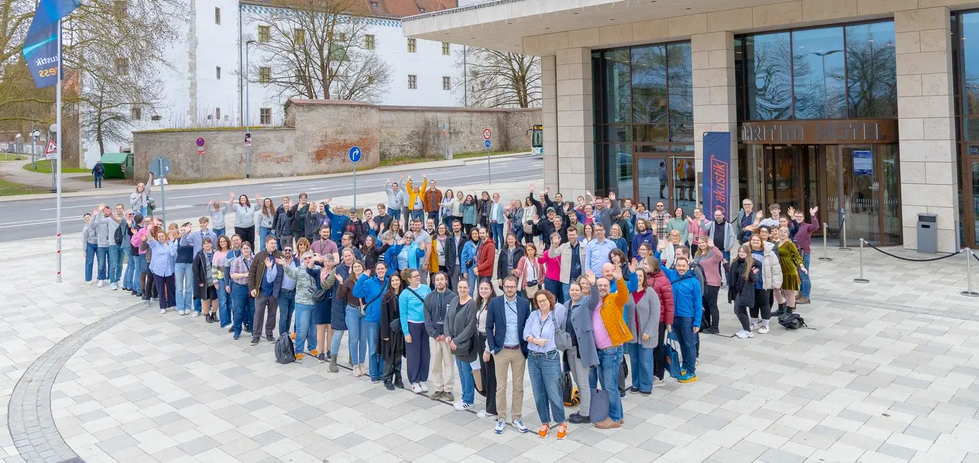 Gruppenfoto der pro akustik Mitglieder vor dem Tagungshotel